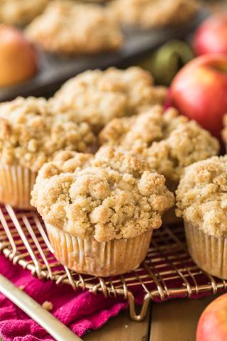 apple crumb muffin